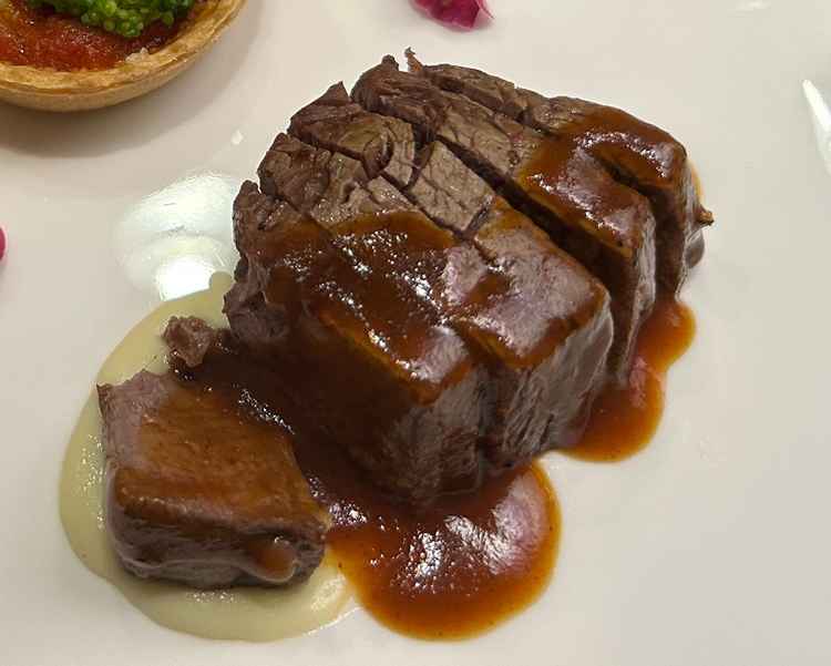 食事メニュー(牛肉)ソースがあっさりしていて老若男女ともにウケそうです。