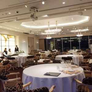 披露宴会場。神前式なのでバージンロードはないが真ん中に道を作りバージンロードのように歩ける様です。