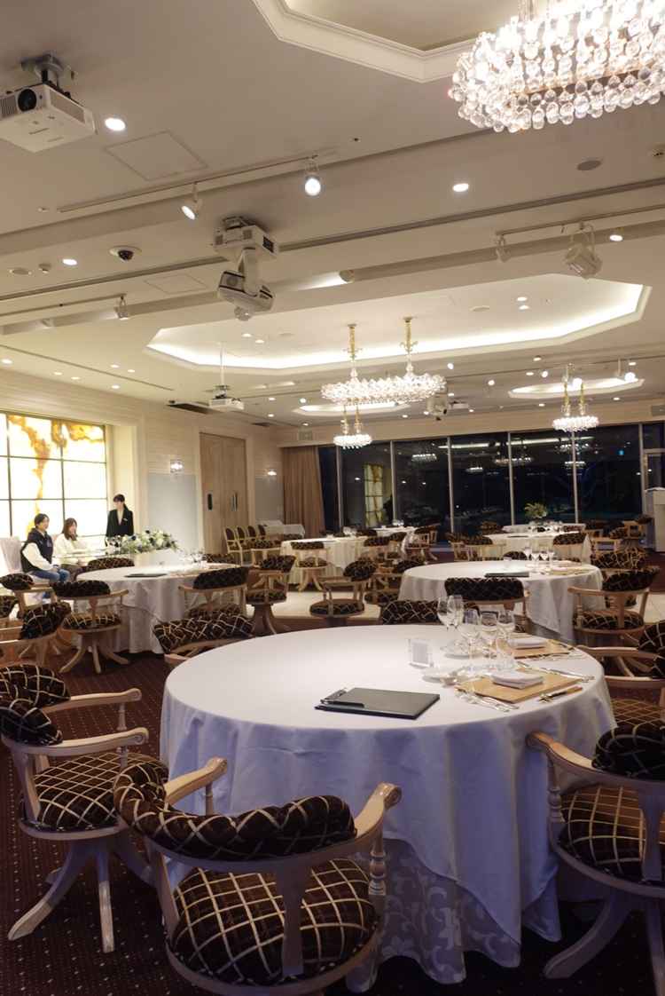 披露宴会場。神前式なのでバージンロードはないが真ん中に道を作りバージンロードのように歩ける様です。