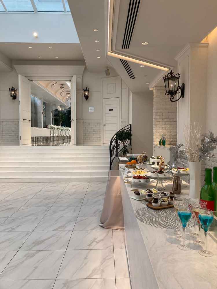 ウェルカムパーティーの会場で、挙式後にチャペルの扉を開けるとそのまま会場に繋がっています。