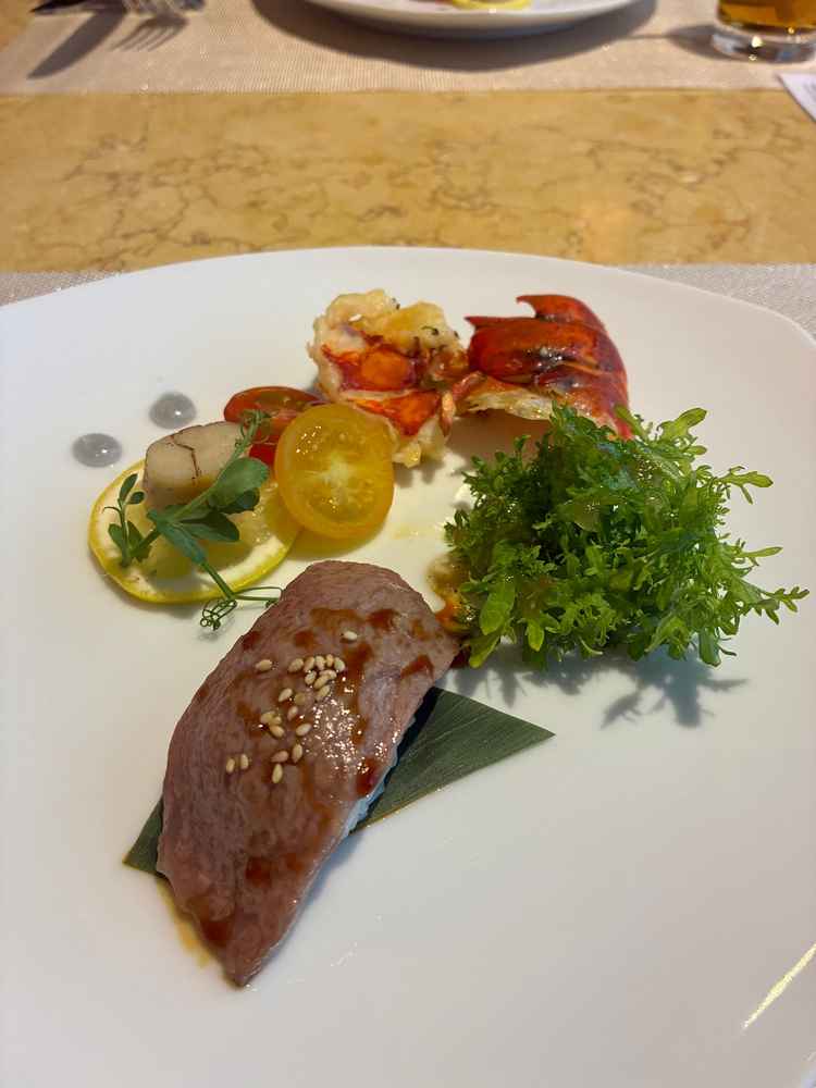 試食で食べたオマール海老と肉寿司