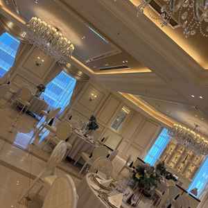 披露宴会場はダイヤモンド型になっていて新郎新婦からもゲストからもお互いの顔が見えるようになっていた