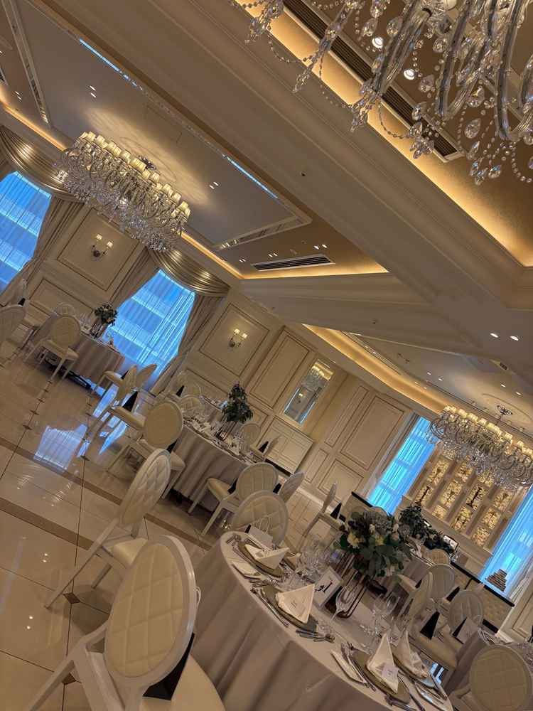 披露宴会場はダイヤモンド型になっていて新郎新婦からもゲストからもお互いの顔が見えるようになっていた