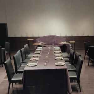 シックな披露宴会場