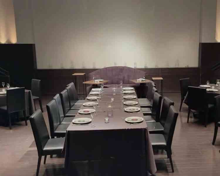 シックな披露宴会場