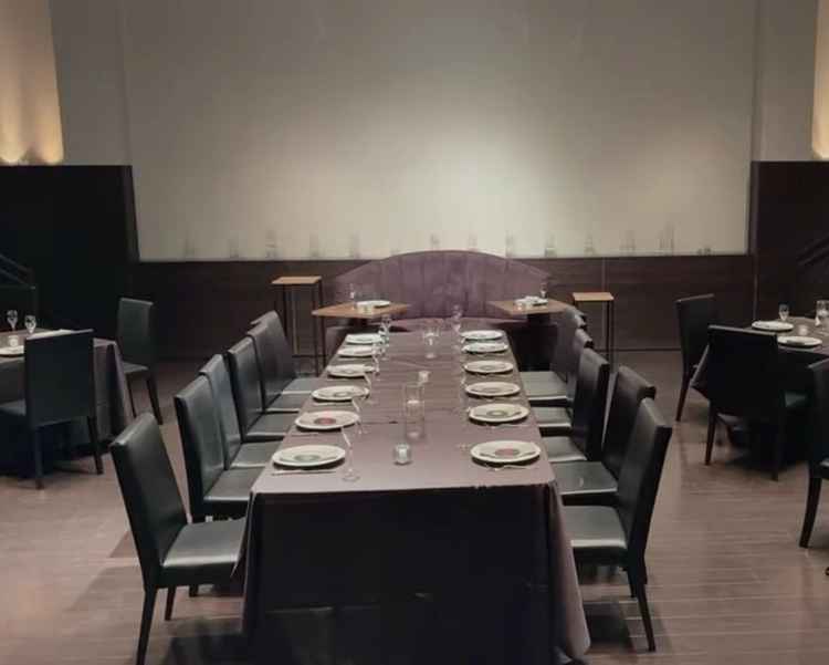 シックな披露宴会場