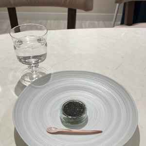 前菜の試食をいただきました。キャビア、ホタテ、ブロッコリーの前菜でした。ただこれだけで判断できず…