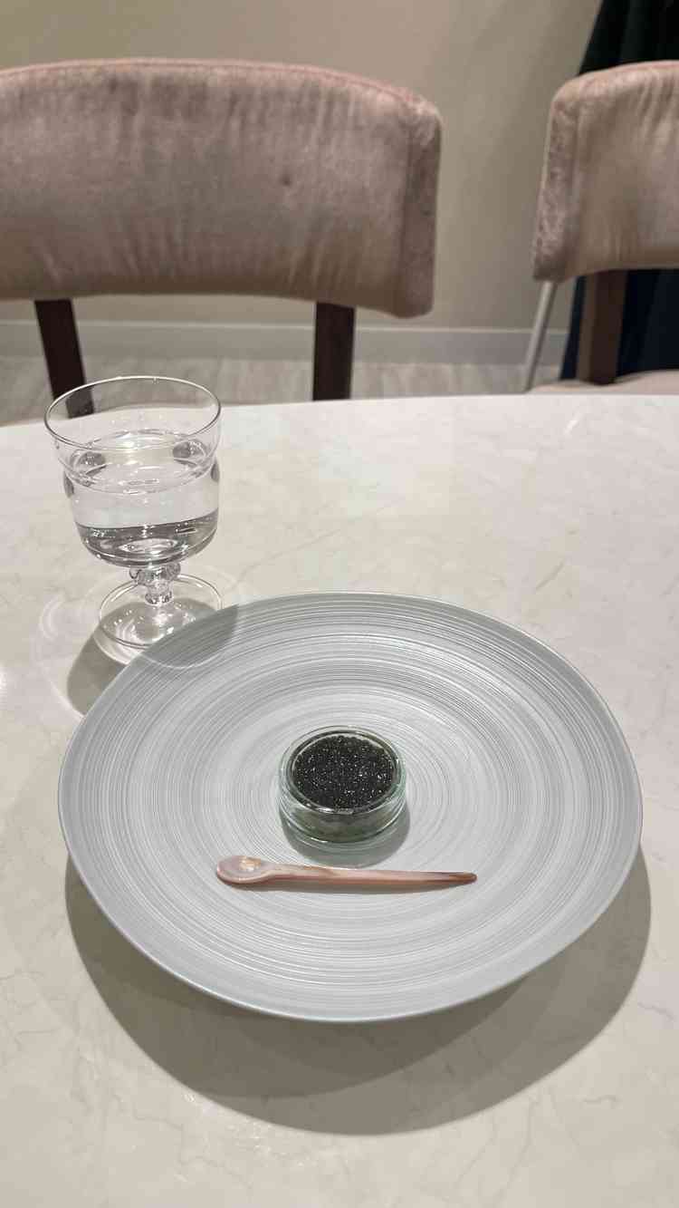 前菜の試食をいただきました。キャビア、ホタテ、ブロッコリーの前菜でした。ただこれだけで判断できず…