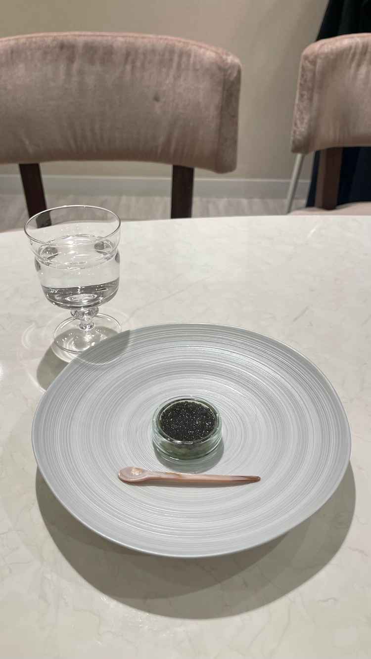 前菜の試食をいただきました。キャビア、ホタテ、ブロッコリーの前菜でした。ただこれだけで判断できず…