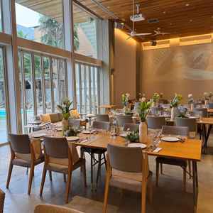 横長の披露宴会場でした。ゲストとの距離も近く、親族席からもよく見えました。窓からの光もちょうど良い！