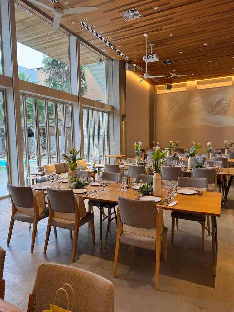 横長の披露宴会場でした。ゲストとの距離も近く、親族席からもよく見えました。窓からの光もちょうど良い！