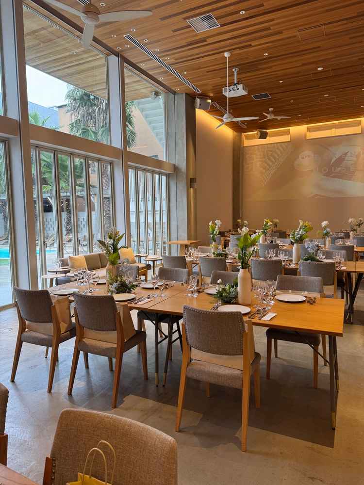 横長の披露宴会場でした。ゲストとの距離も近く、親族席からもよく見えました。窓からの光もちょうど良い！