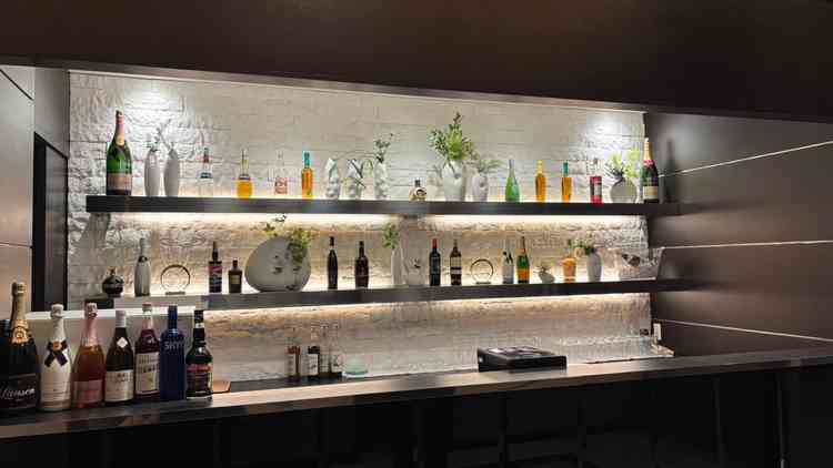 ブライダルサロン内にバーカウンターがありました。