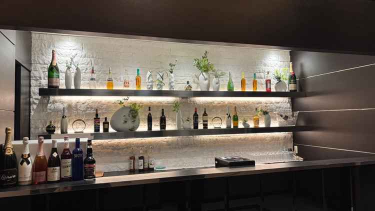 ブライダルサロン内にバーカウンターがありました。