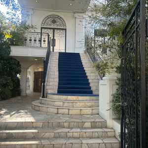 入口に見える階段写真です。色合いも落ち着いており気に入りました。