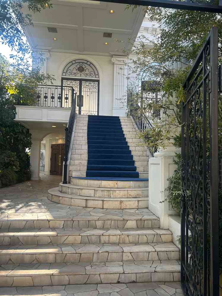 入口に見える階段写真です。色合いも落ち着いており気に入りました。