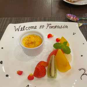 目の前でバーナーでカリッと焼いてくれるブリュレ