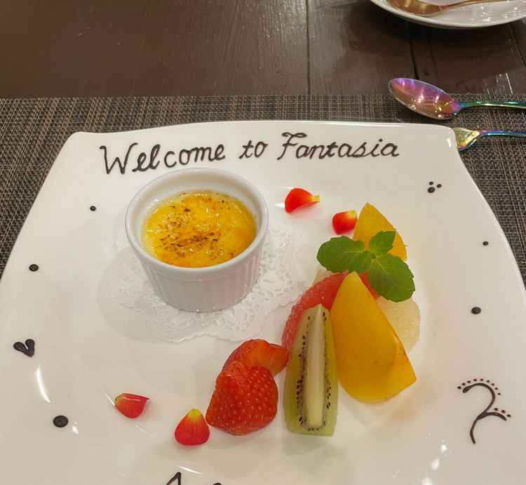 目の前でバーナーでカリッと焼いてくれるブリュレ