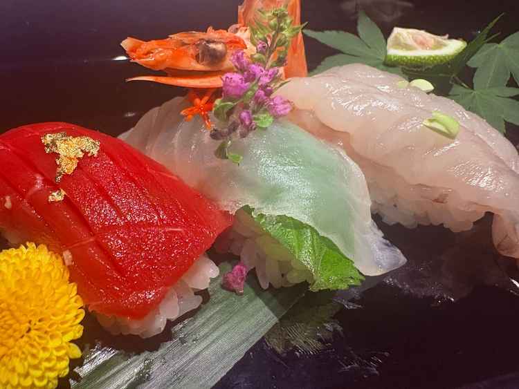 コース料金は分かりませんが、華やかな寿司3種盛り。
