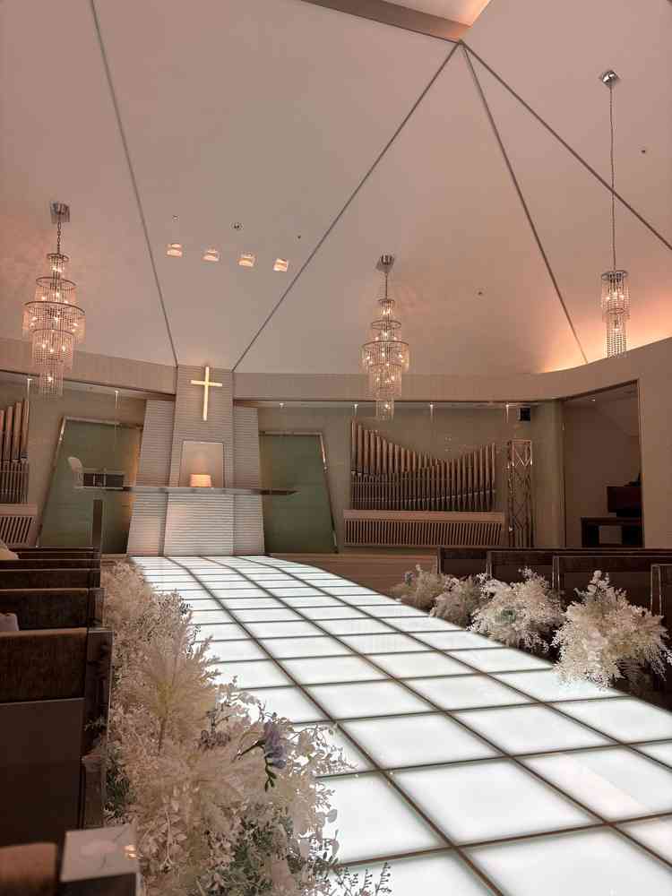 チャペル。奥に向かって少し上り坂になっていて後ろの席からもよく見えそうでした。