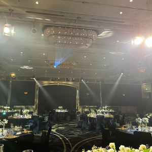 披露宴会場はロイヤルブルーを基調としたテーブル・イスとピンクゴールドのシャンデリア、各種照明が華やか