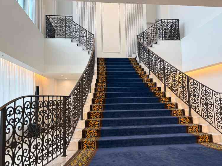 ロイヤルブルーの大階段。