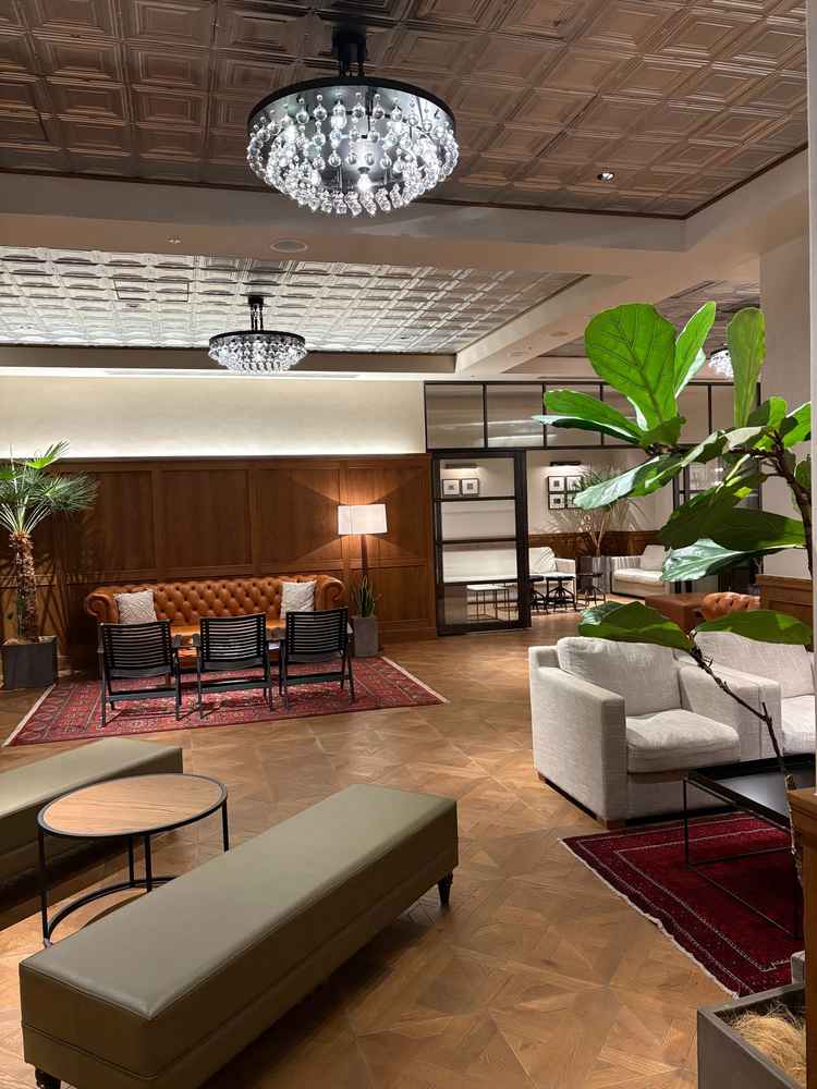 待合室がとりわけおしゃれで広い空間でした。ブルックリン調で好みなインテリアでした。