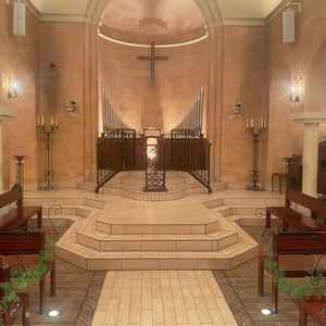 チャペルにある親族用の席は、新郎新婦の表情を近くでよく見られるように、横向き設計になっている。