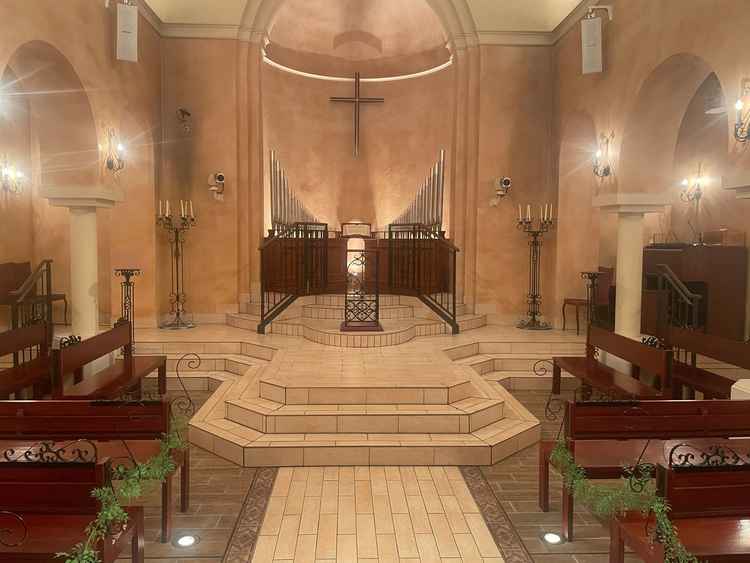 チャペルにある親族用の席は、新郎新婦の表情を近くでよく見られるように、横向き設計になっている。