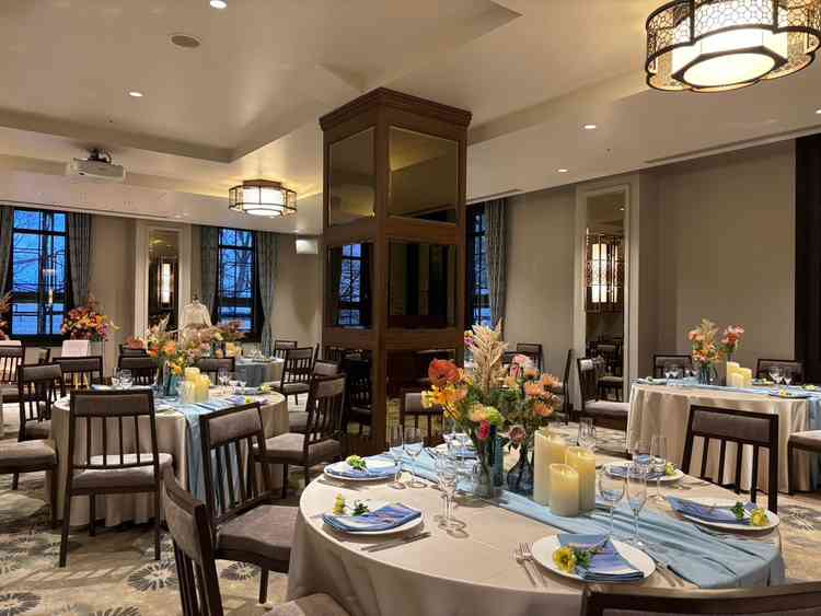 宴会場、ガラスづくりの柱は当日に消えるペンで絵を描いたりできます。