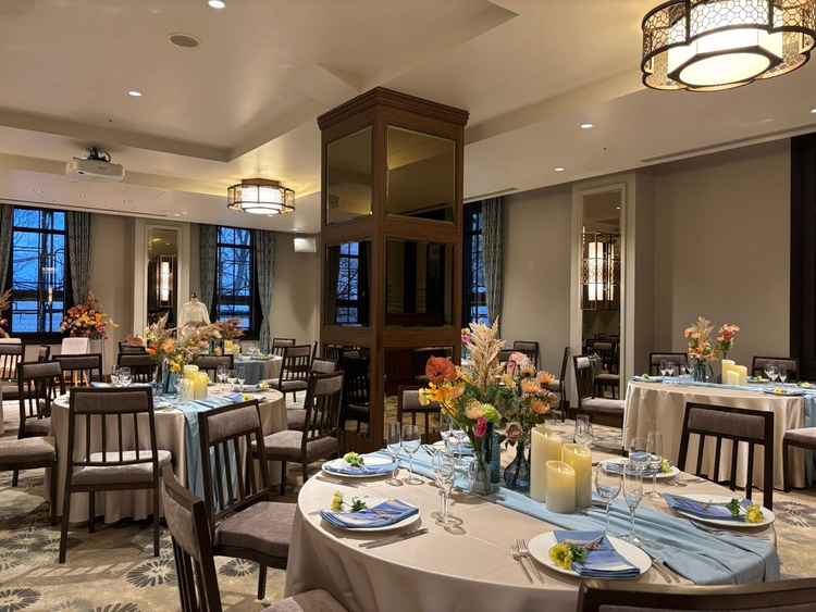 宴会場、ガラスづくりの柱は当日に消えるペンで絵を描いたりできます。