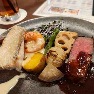 お肉がとても柔らかく、ソースとの相性も良くて美味しかったです。お野菜も素材の味が感じられました。