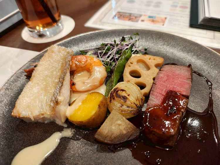 お肉がとても柔らかく、ソースとの相性も良くて美味しかったです。お野菜も素材の味が感じられました。