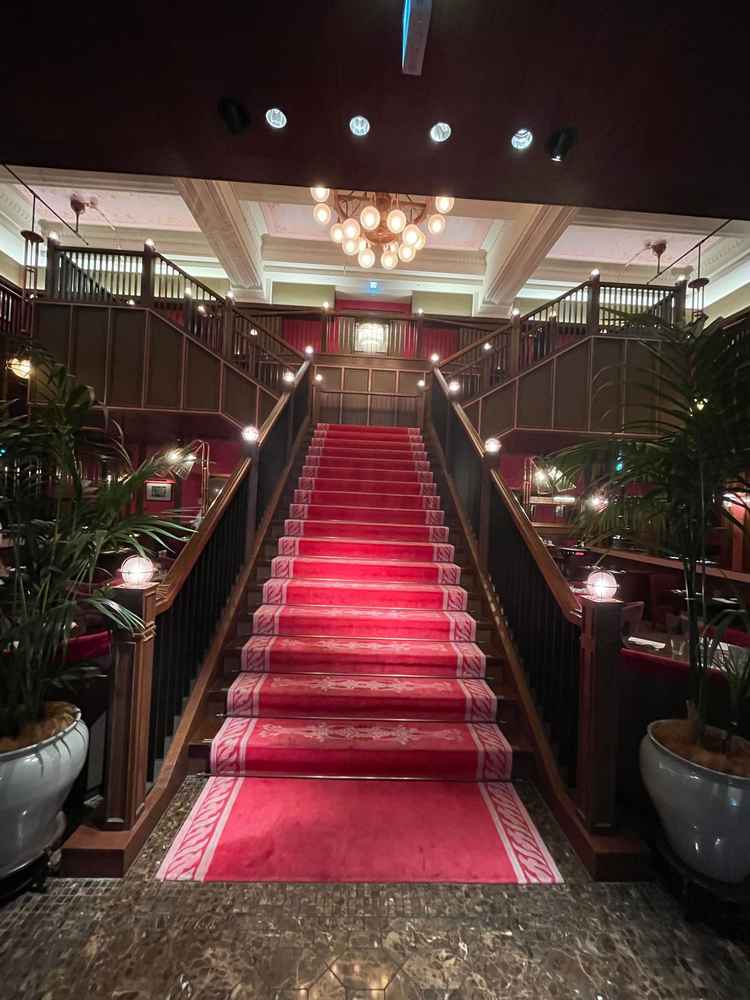 入った瞬間に目を見張る真っ赤な大階段。圧倒される。