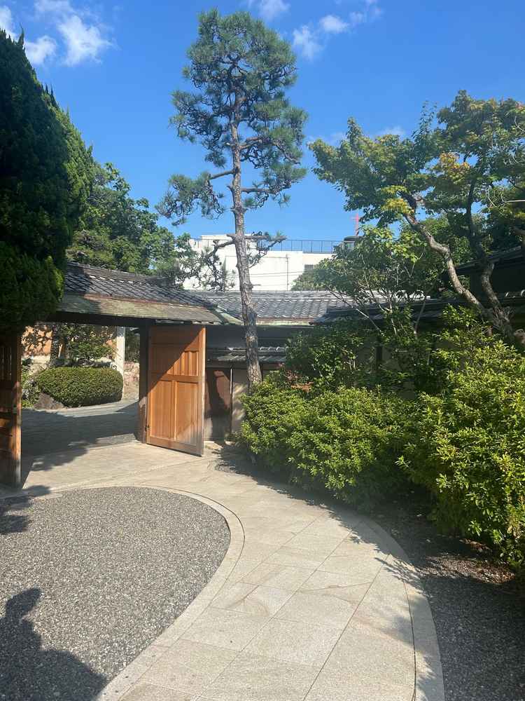 門をくぐると緑豊かな景色に。季節によって咲く花が変わるのでどの時期でも美しいそう。