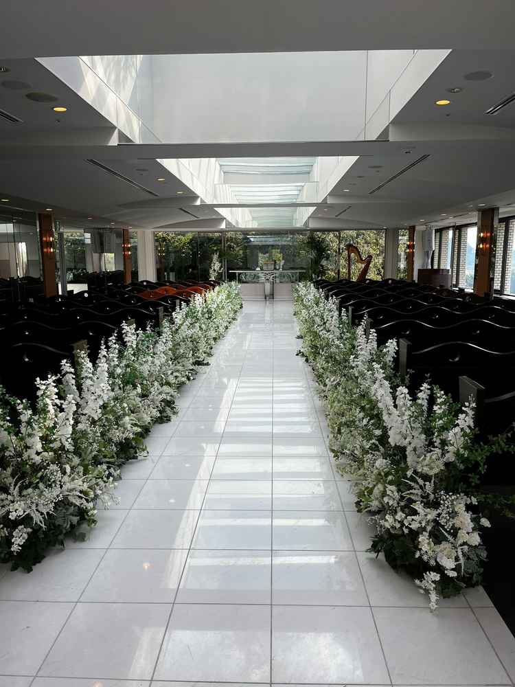 チャペル入口からの写真。自然光が差し込み、窓からは長良川が望める。