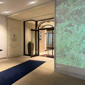 エントランス。右側の巨大スクリーンに映像を流す事ができる。