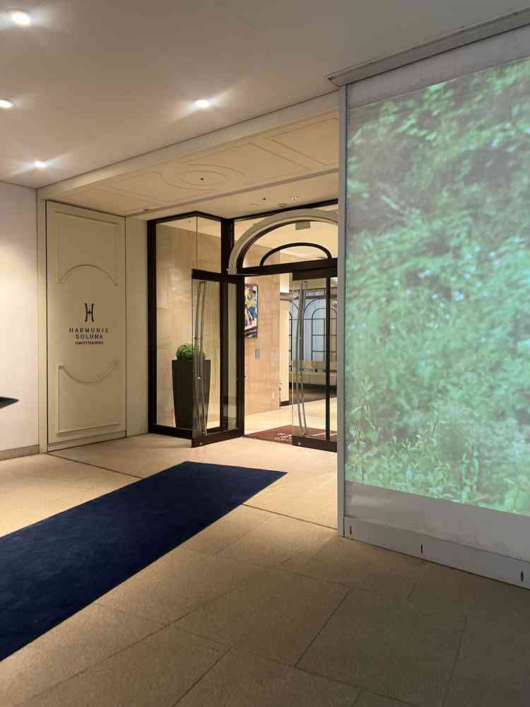 エントランス。右側の巨大スクリーンに映像を流す事ができる。