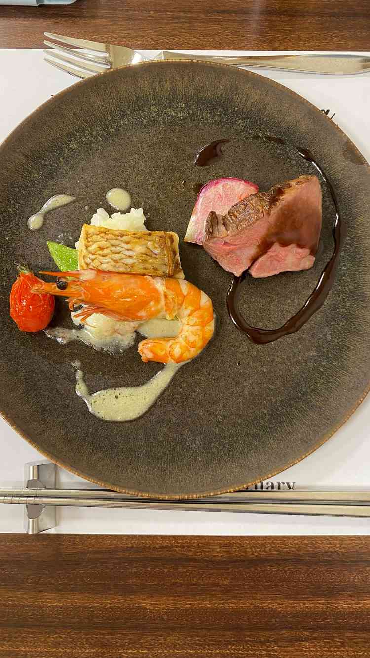 試食の魚料理と肉料理。ソースやリゾットまでとても美味しい。