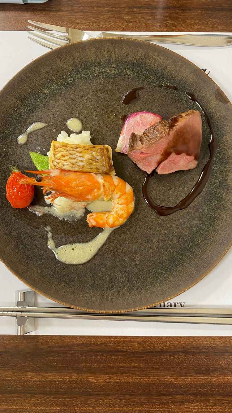 試食の魚料理と肉料理。ソースやリゾットまでとても美味しい。