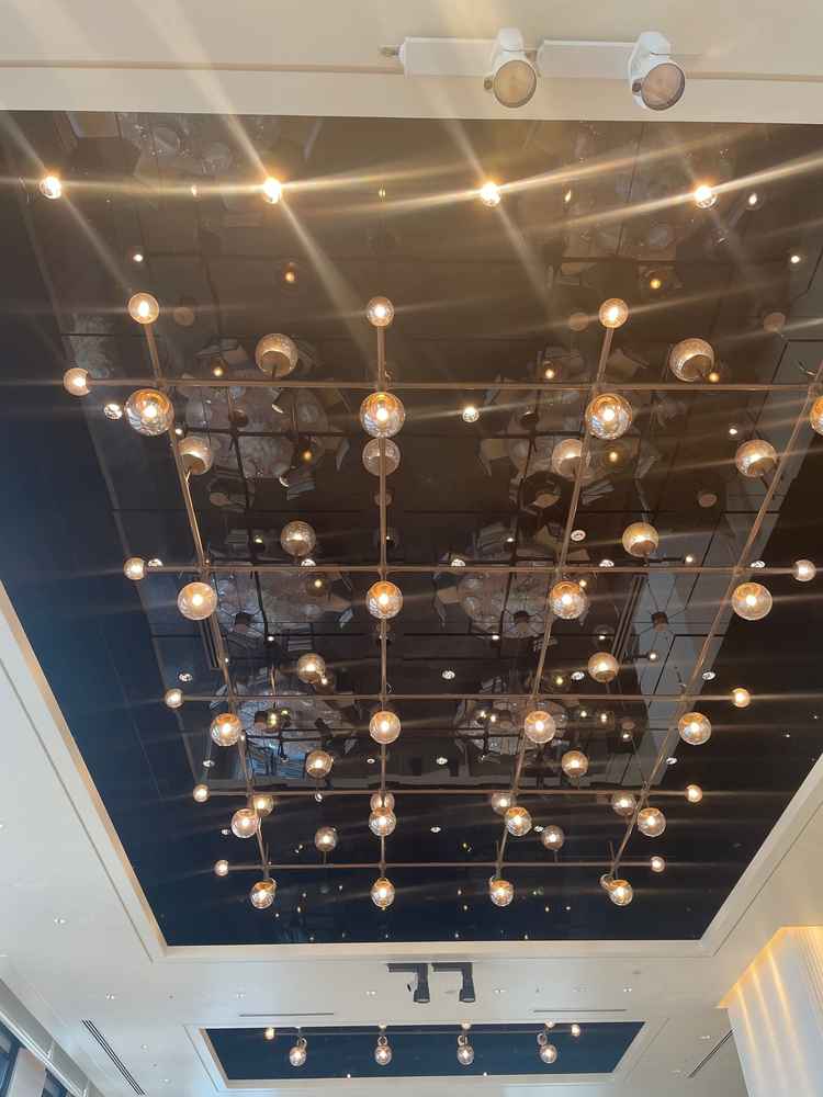 披露宴会場BOWERYです。天井のデザインがとても素敵でした。