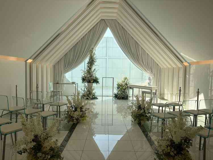 白が綺麗で美しい挙式場でした。身内のみで自由にできる空間が良かったです。