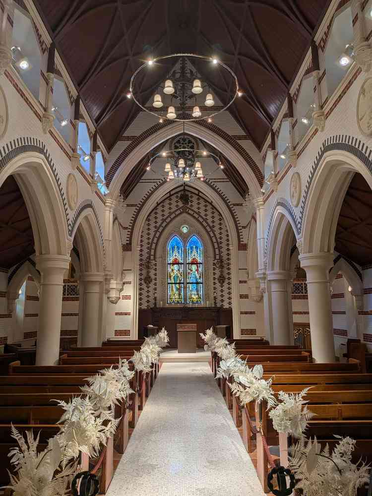 チャペルの中は天井が高いが、柱があり少し手狭さを感じるかもしれない。50名程度はゆったり着席できる。