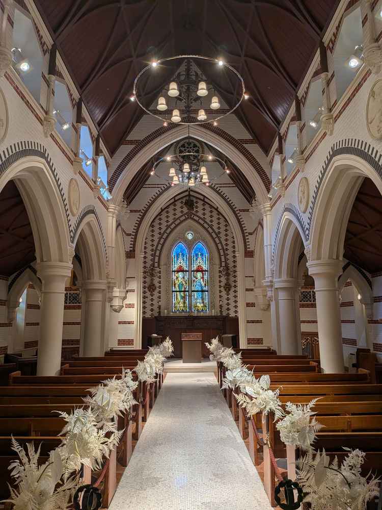 チャペルの中は天井が高いが、柱があり少し手狭さを感じるかもしれない。50名程度はゆったり着席できる。