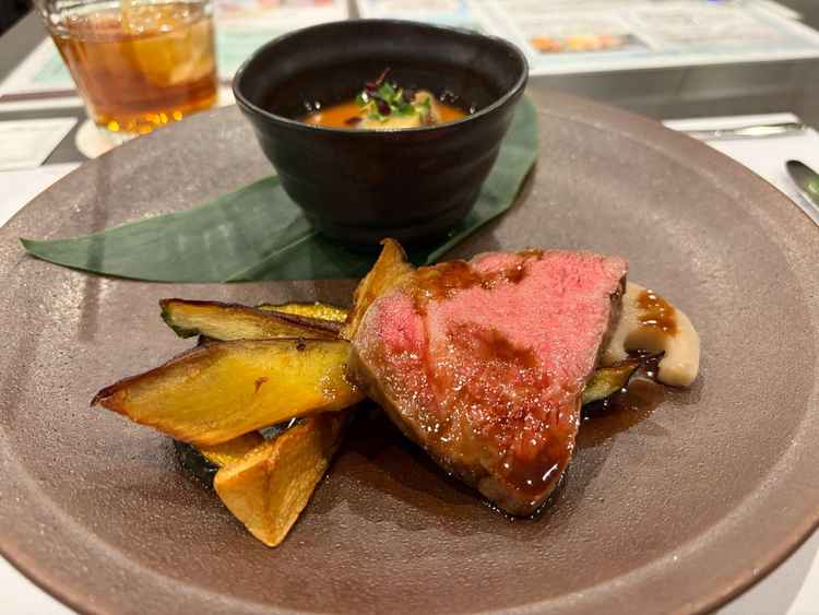 お肉料理。お野菜もお肉も非常に美味しかったです。