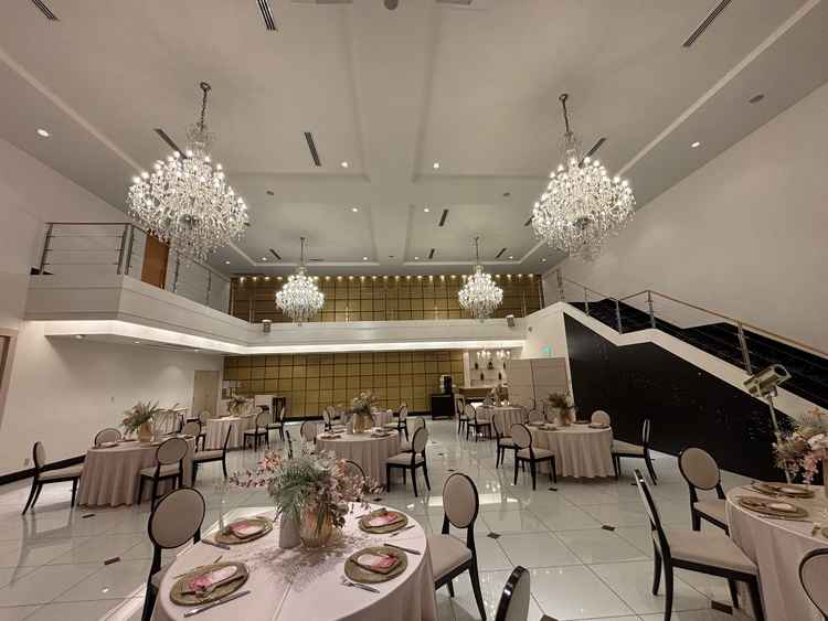 白を基調とした披露宴会場、階段が光ってとても綺麗でした。