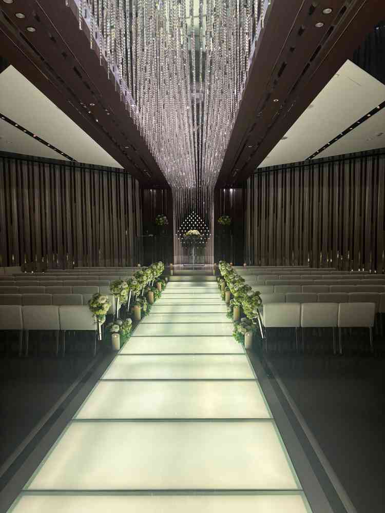 チャペルの写真。窓のブラインドが閉じているときはロウソクの灯りや床の灯りで幻想的でした。