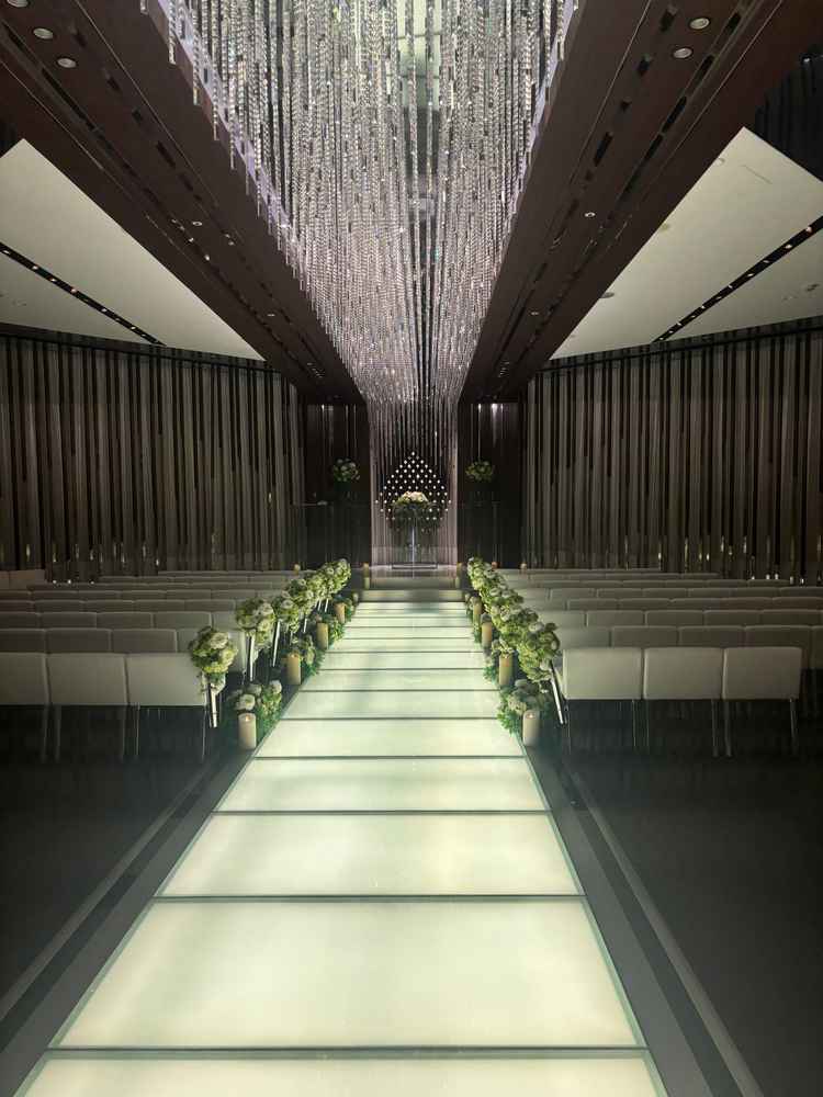 チャペルの写真。窓のブラインドが閉じているときはロウソクの灯りや床の灯りで幻想的でした。