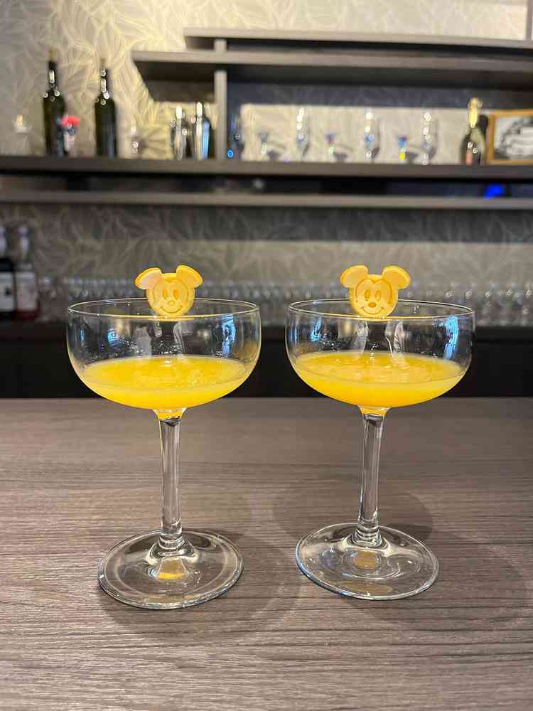 挙式と披露宴の間にウェルカムパーティーがあり、立食しながらゲストと会話や写真撮影を楽しめる。