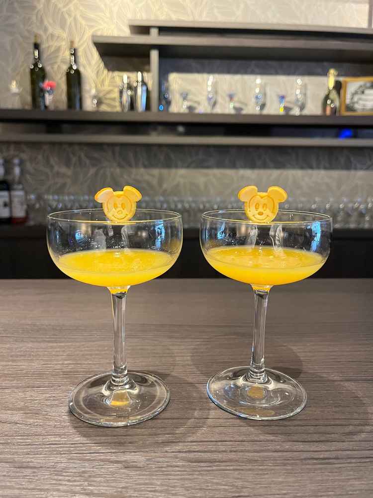 挙式と披露宴の間にウェルカムパーティーがあり、立食しながらゲストと会話や写真撮影を楽しめる。